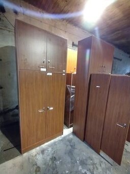 Kancelářský nábytek / šatní skříně v pěkném stavu