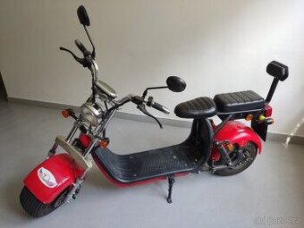 elektrický skútr/moped s bohatým příslušenství