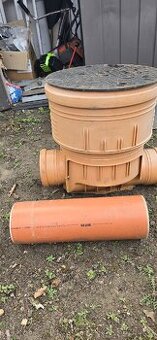 Šachtové dno DN 400 má zpětnou klapku a 2 vstupy DN 160