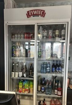 Dvoudvéřová prosklená lednice