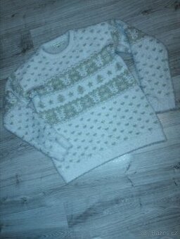 Dívčí zimní svetřík – bílý se zlatým vzorem