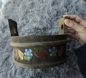 ručně malovaná dřevěná putna nebo selská nádoba