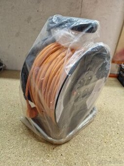 Prodlužovací kabel na bubnu 50m