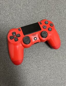 Ovladač na PS4 v červené barvě