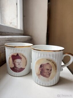 Porcelánové památeční hrnky papež a kardinál