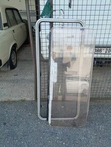 okno karavan poškozené