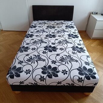 Postel s úložným prostorem.