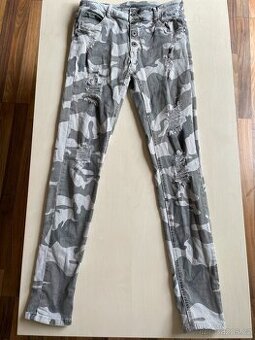 Army maskáče džíny s dírami, vel M možná S, měřte