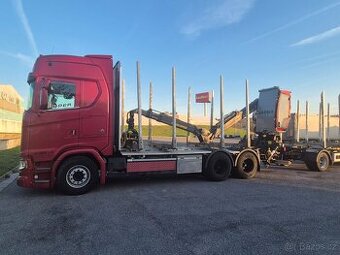 Scania S580 V8 6x4 s rukou (kabinka) na převoz dřeva