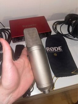 Studiový kondenzátorový mikrofon Røde NT2-A vč. stojanu.