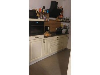 Krémová venkovská kuchyně s vestavěnými spotřebiči,5573