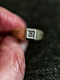 Pánský zlatý prsten s drahým kamenem