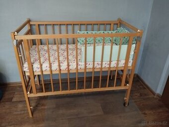 Dřevěná dětská postýlka