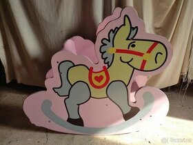 Dřevěný houpací kůň