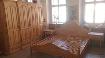 Kompletní ložnice z masivu - Pinie