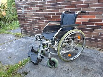 Invalidní vozík.