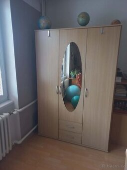 Nábytek z dětského pokoje (skříně, postel, stolky)