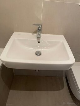 Umyvadlo keramické.