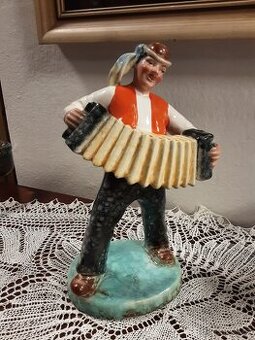 Keramická soška harmonikáre