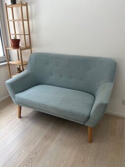 Dvoumístná pohovka v mentolové barvě – skandinávský styl