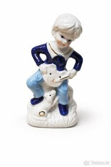 ručně malovaná porcelánová figurka chlapce se psem