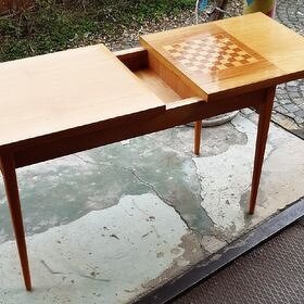 konferenční stůl se šachovnicí