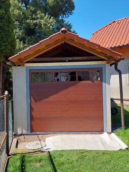 Křídlo vrat tmavý dub s okny