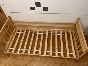 Masivní postel ze severského smrku na matraci 90x200