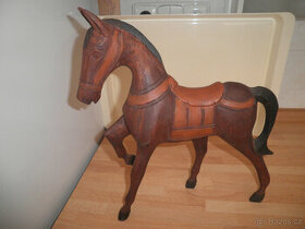 Soška koně dřevěná
