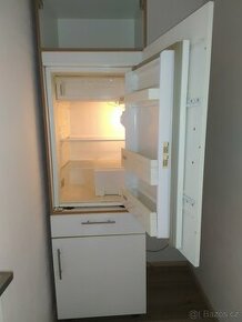 Lednice  vestavná 85 cm s kuchyňskou skříň 210 cm.