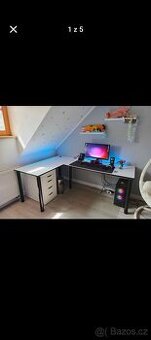 Rohový psací stůl