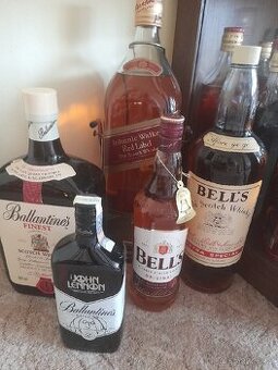 Kolekce skotské whisky.