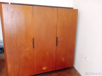 Stará skříň z masivu