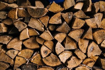 Palivové dřevo akce sypané