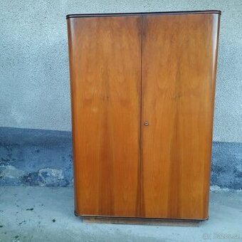 Daruji za odvoz 1ks leštěnou šatní skříň