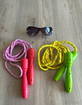 2x švihadlo a dětské sluneční brýle