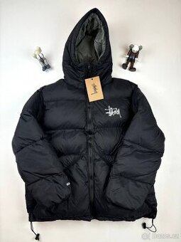 Černá péřová bunda Stüssy s kapucí.velikost M