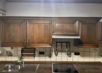 Tmavá rustikální kuchyňská linka se spotřebiči,5690