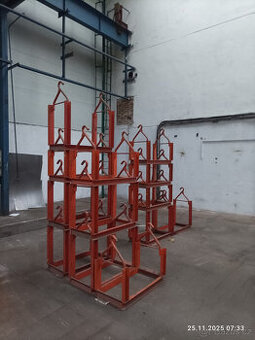 prodám stohovací držáky na kulatinu