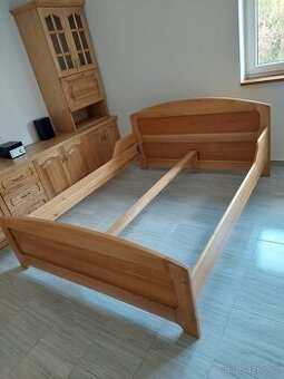 Drevena postel