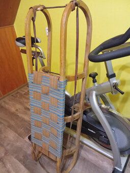 Dřevěné saně pro dva.