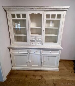 Dřevěná kredenc Provance