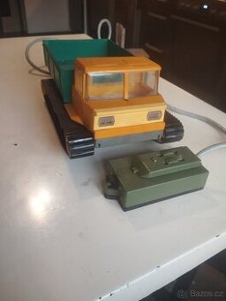 Staré hračky pásové bozidlo