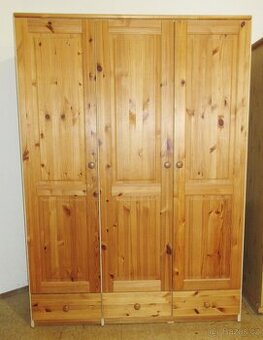 Borovicová šatní skříň se šuplíky - polomasiv