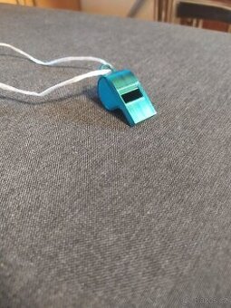 Píšťalka s provázkem z 3D tiskárny