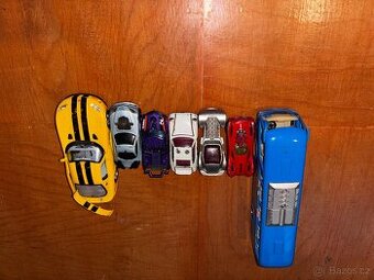 42 autíček – mix stavů, pro děti nebo sběratele