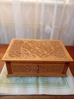 Dřevěná vyřezávaná krabička, šperkovnice.