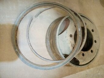 Pro PRAGU V3S  jeden disk s obručí a pérem za 400,- Kč