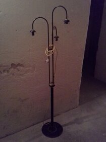 starožitná stojací lampa