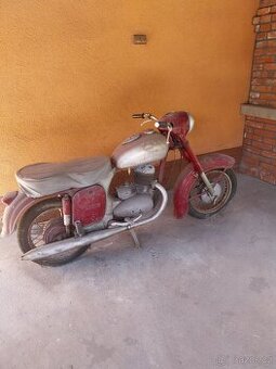 Jawa 250 kyvačka